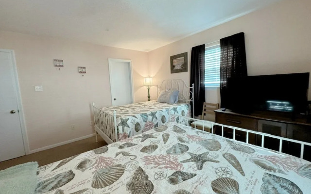 Sea Note 3 Bedroom Home by RedAwning