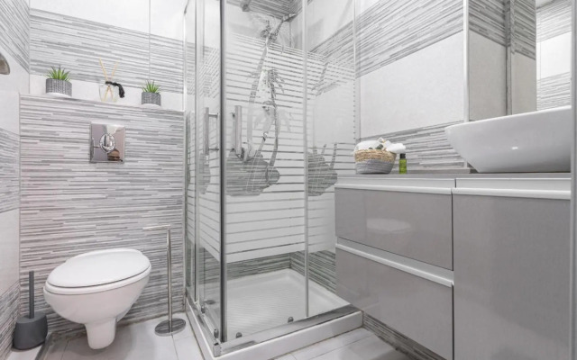 Renovated 2 BR with 2 BTH front Mamilla Mall