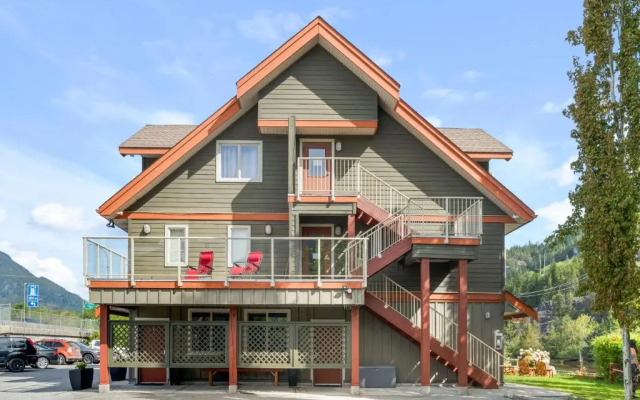 Squamish Adventure Inn & Hostel