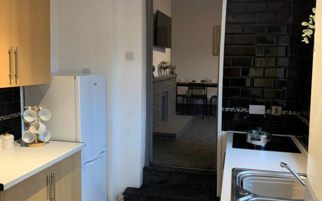 Rectory - Lovely 4 bedroom maisonette Gateshead free parking