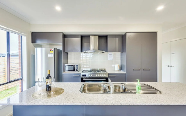 StayAU Charming 4BR Retreat Wyndham Vale