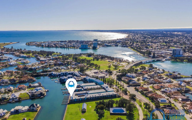 Waters Edge Apartment with Jetty