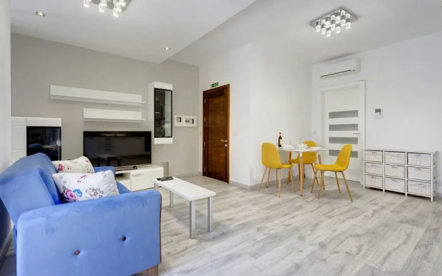 Stylish 2BR Apart, Steps Away from the Beach