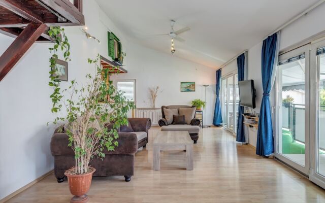 Spacious Apartment w Three Balconies and Parking