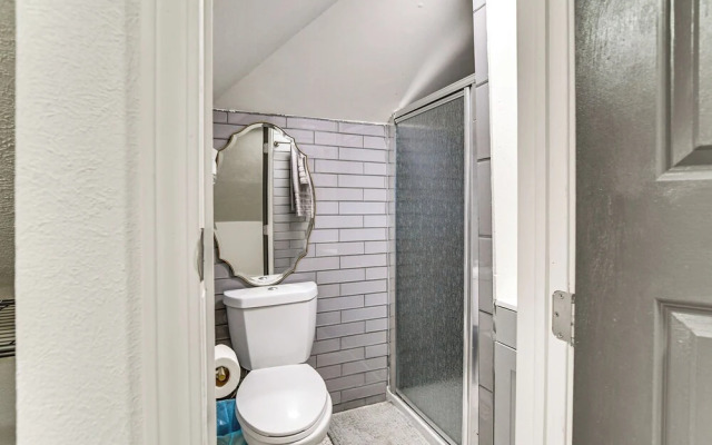 Walkable Location: Welcoming Unit in Omaha