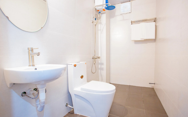 Lucky Hotel by OYO Rooms
