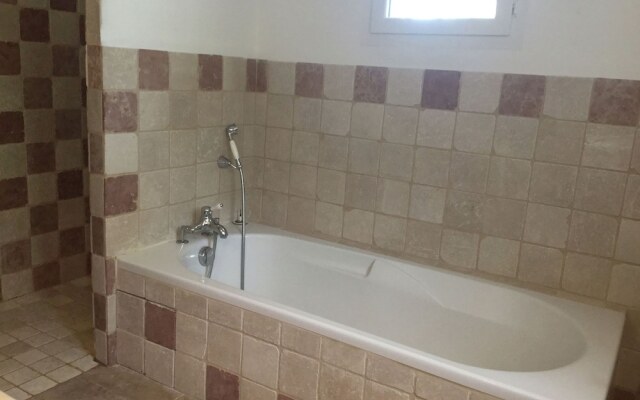 Inviting Villa in Saumane-de-vaucluse With Swimming Pool