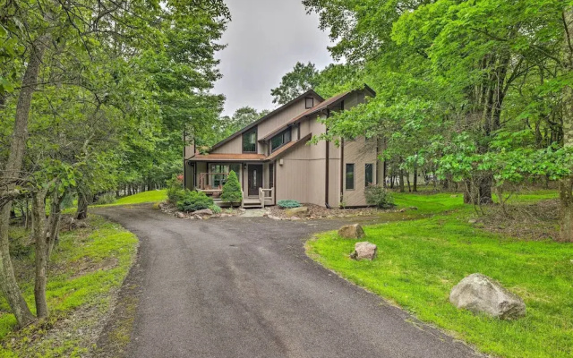 Near Hiking & Skiing: Albrightsville Home w/ Deck!