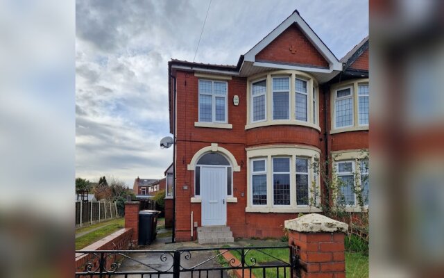 Lovely, Large 3 - Bedroom House in Preston