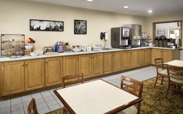 Country Inn & Suites by Radisson, Grinnell, IA