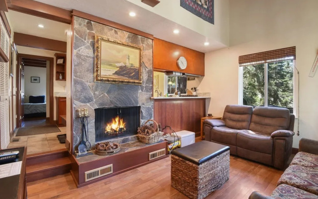 Tahoe City Getaway Minutes From Lake and Activities