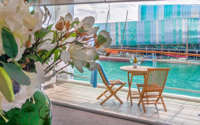 Beautiful sea views - Large 1 Br Free Parking