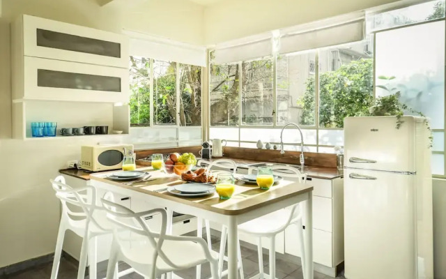 Serene Retreat with Lush Garden by Sea N Rent