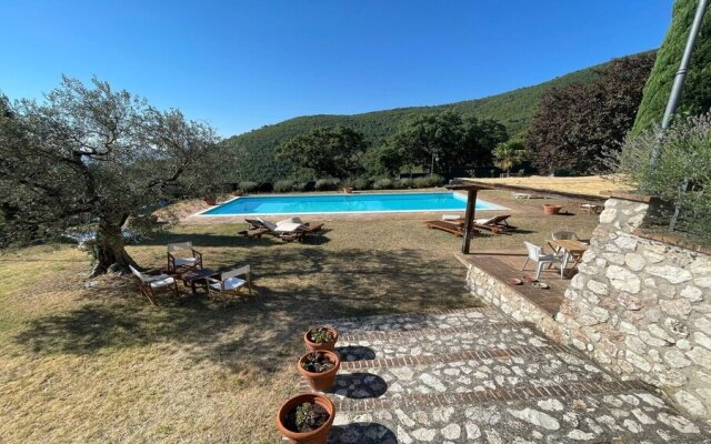 Huge manor close to Spoleto - With large pool, expansive grounds