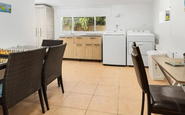 Cozy 3BR Town Home in Gated Community Palm Beach