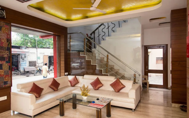 OYO 10323 Hotel Gorbandh