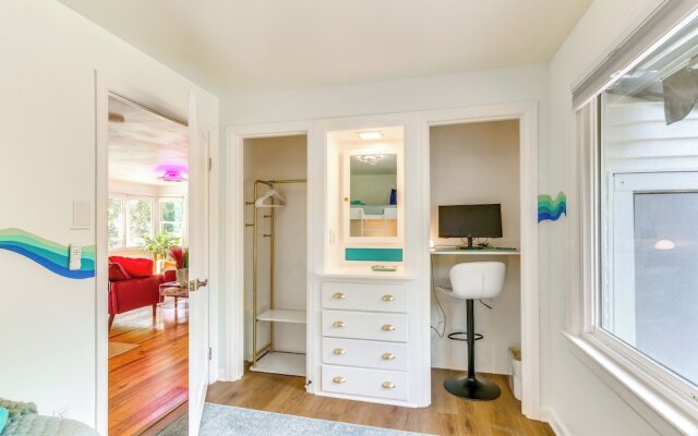 Retro-tropical Pensacola Home - 3 Mi to Downtown!