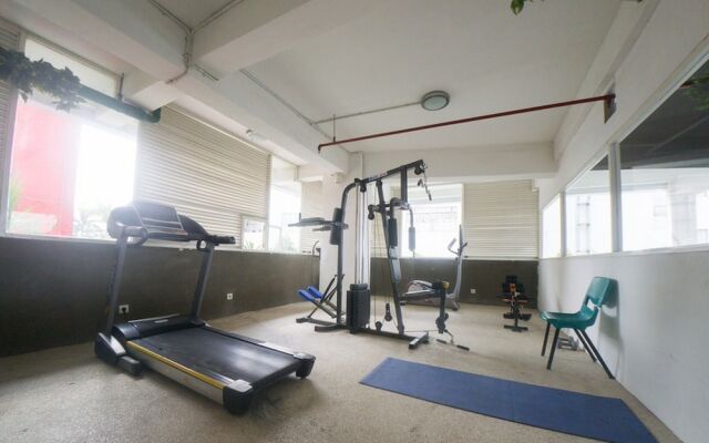 RedDoorz Apartment near Golden City Mall