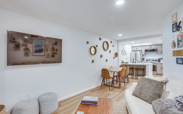 Remodeled Vail Condo w/ Hot Tub Access!