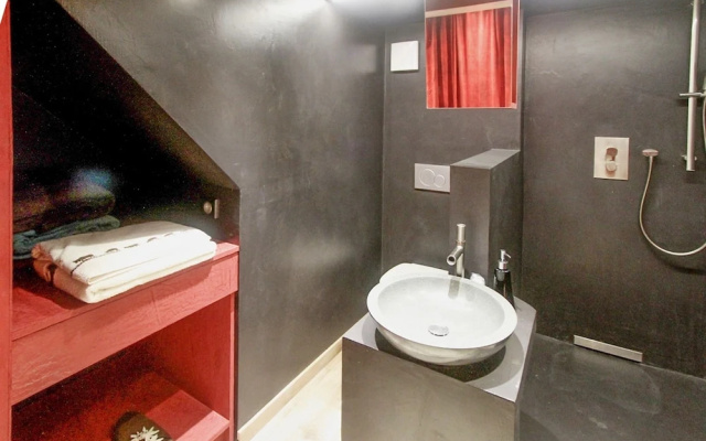 Cosy, 2-bedroom Chalet With Mountain Views Minutes From the Slopes!