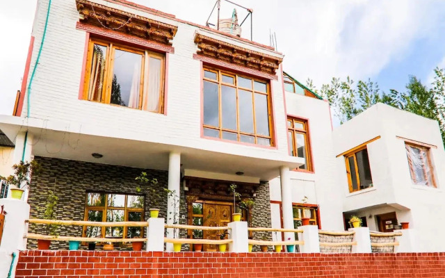 The Mir Villa by OYO Rooms