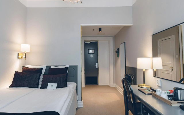 Crystal Plaza Hotel