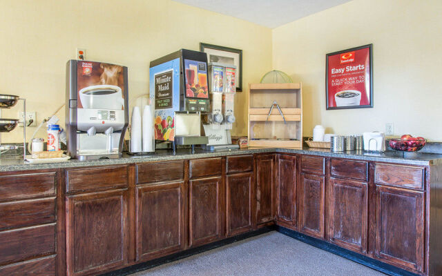 Econo Lodge Inn & Suites Groton