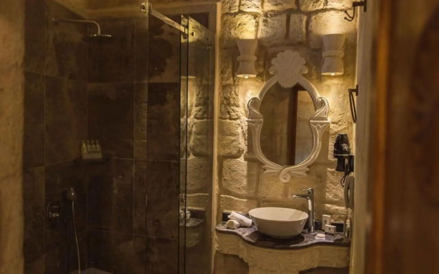 Solo Cave Suites