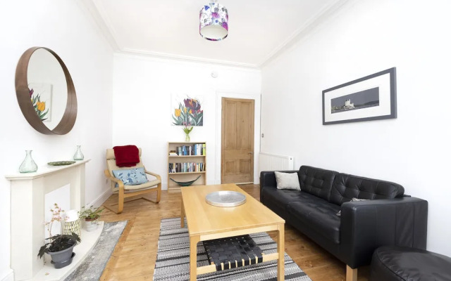 JOIVY Charming 1-Bed Ap Near Leith Links W/ Patio