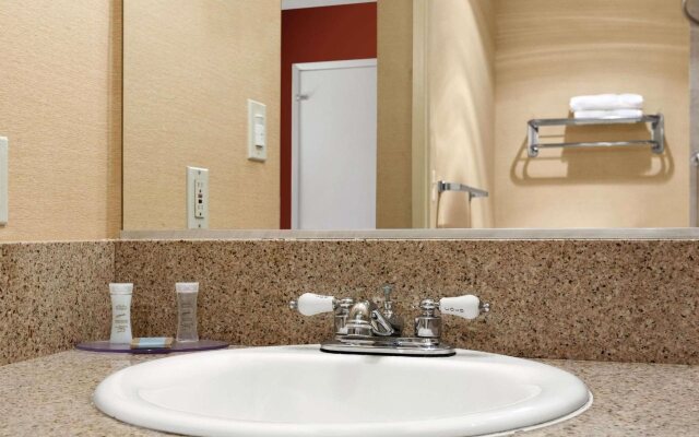 Travelodge Inn & Suites by Wyndham Gardena CA