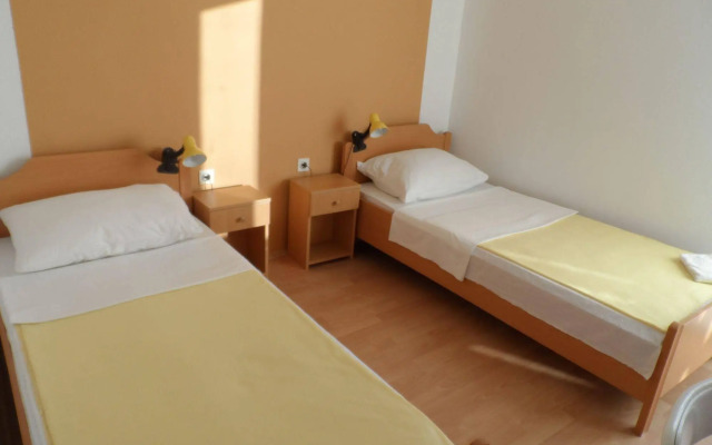 Rooms and apartments Galeb