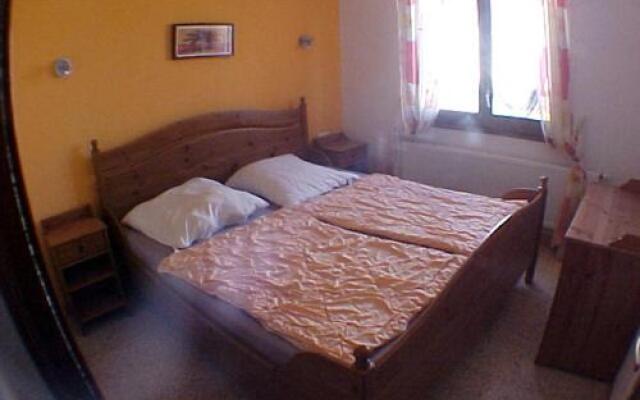 010 Segre Apt