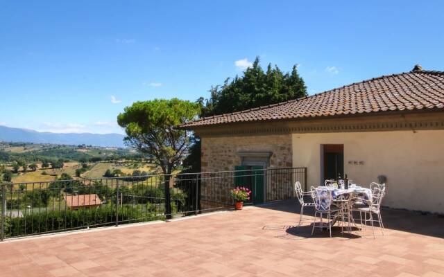 Beautiful Farmhouse with Hot Tub in Umbria