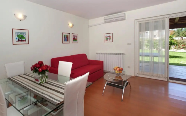 Apartment with Shared Pool, Terrace, A/C And Wifi 800 M From the Beach - Apartment in Porec - Photo 4