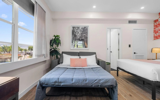 Greenview Hotel by Lowkl