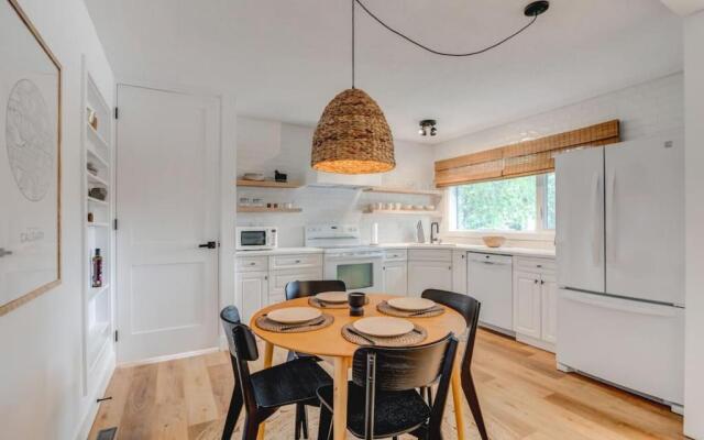 The Elm, 4 Bed Bungalow with Backyard and Firepit