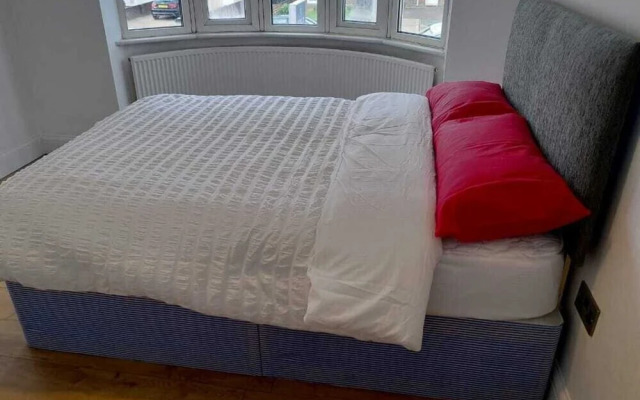 Remarkable 3-bed House in Hounslow