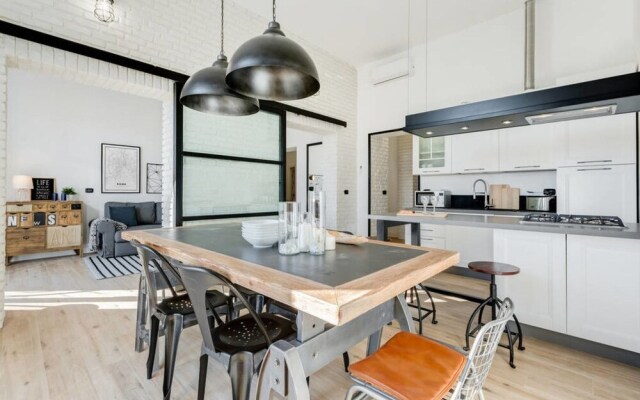 Large & Stylish 3 bed Flat in Excellent Location