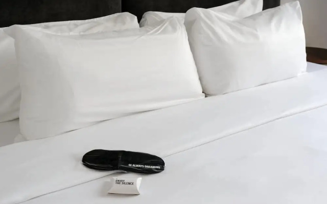 w Deluxe 1BR With Elegant Balcony in Roma Nte