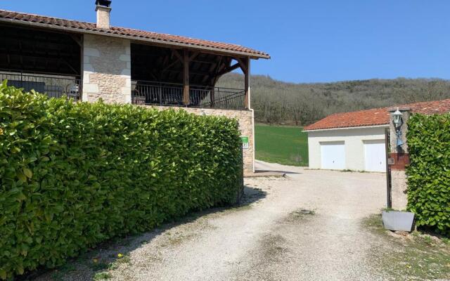 Rez de Piscine, 10 Personnes - RÊVE DE PAPILLON et À L'étage, 5 Personnes - NID D'ÉTOILES, Il s'agit bien de deux gîtes individuels qui sont reliés par un escalier interne, cela permet a une grande famille de louer les deux gîtes