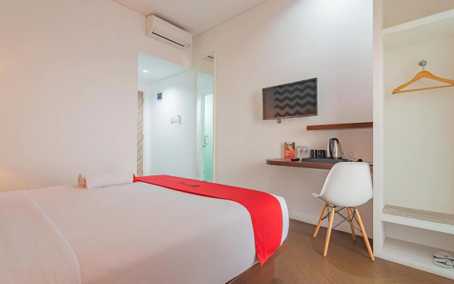 RedDoorz Premium @ Hotel Hebat