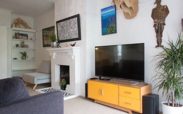 Stylish 2 Bed Art Deco Apartment