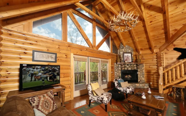 Black Bear Hideaway - Five Bedroom Cabin