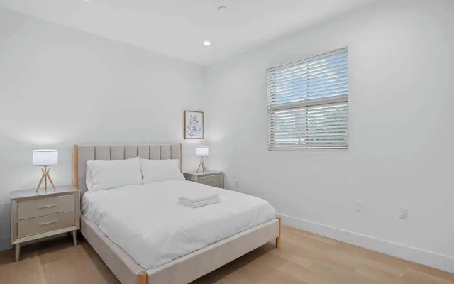 Not Affected by the Fire/modern Spacious Home With Parking & Fully Equipped Kitchen #3