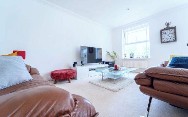 Stunning 4-bed House in Camberley