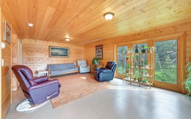 Spacious Soldotna Home w/ Mackey Lake Views!