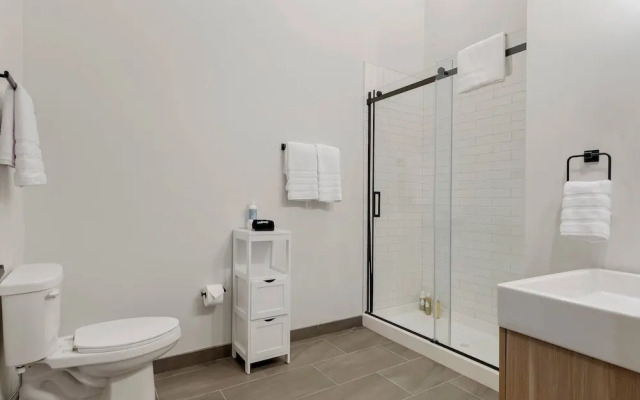 Downtown Charm 2BR Comfort Great Amenities