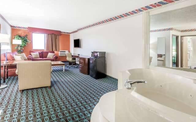 Super 8 by Wyndham Sterling Heights/Detroit Area