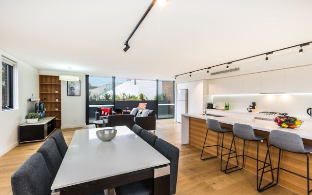 Sydney Townhouse with Parking and Deck