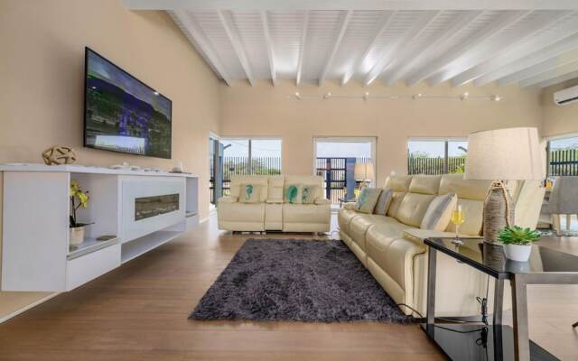 Villa Blue Topaz - Oasis With Pool Hot tub Sauna